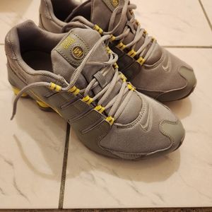 Size 10 nike shox